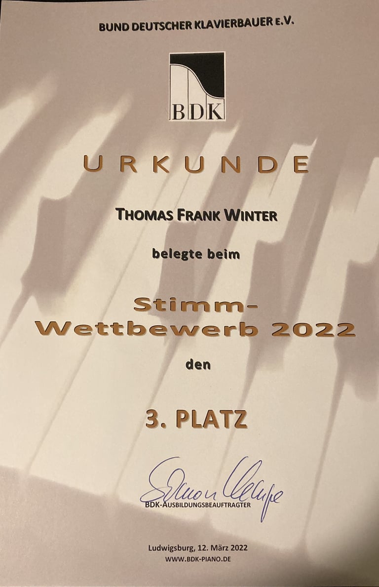 Urkunde für Thomas Frank Winter, 3. Platz beim BDK Stimmwettbewerb 2022, ausgestellt vom Bund Deutscher Klavierbauer e.V.